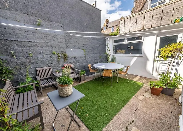 Lovely Main Door 1 Bedroom Holiday Flat With Patio