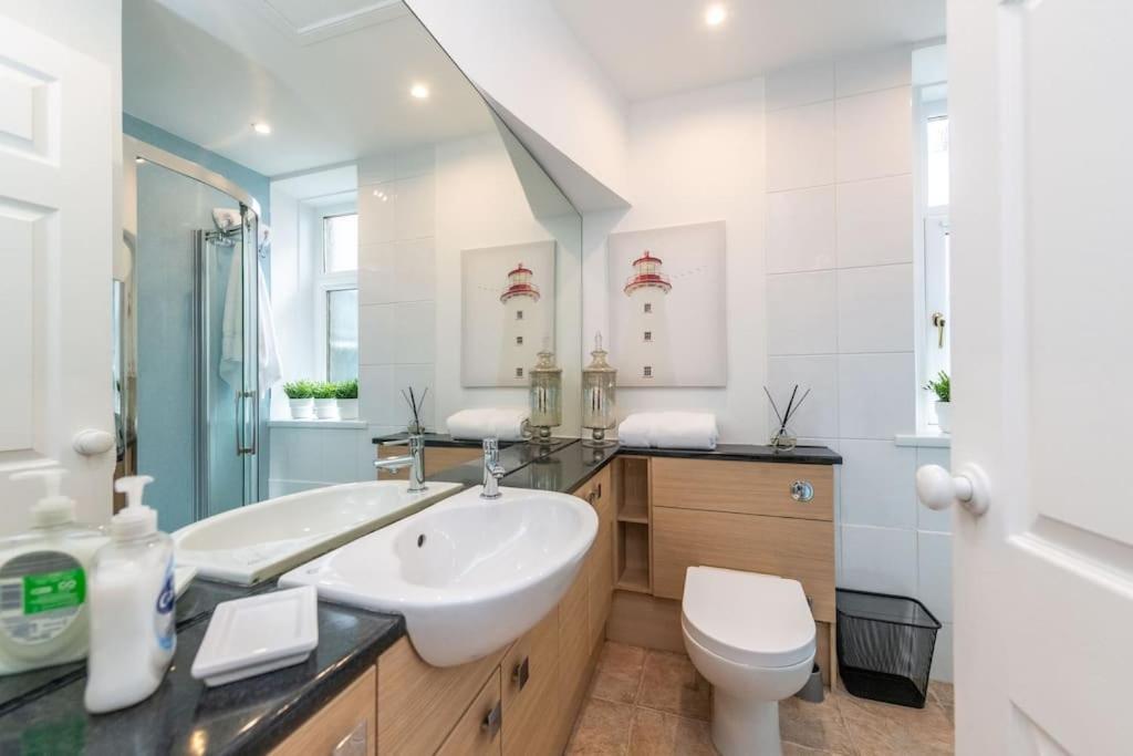 Lovely Main Door 1 Bedroom Flat With Patio